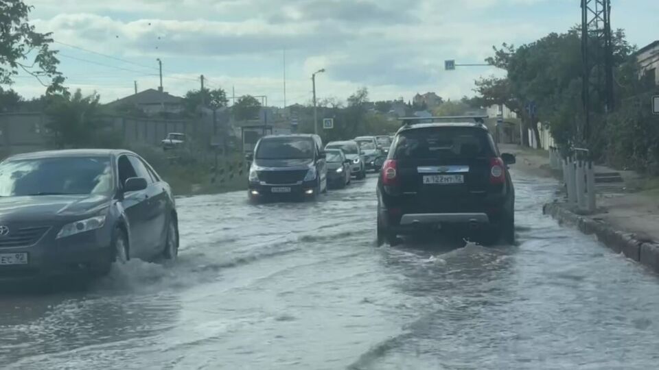 Местные жалуются на плохой запах, пробки и на то, что воды становится все больше и больше