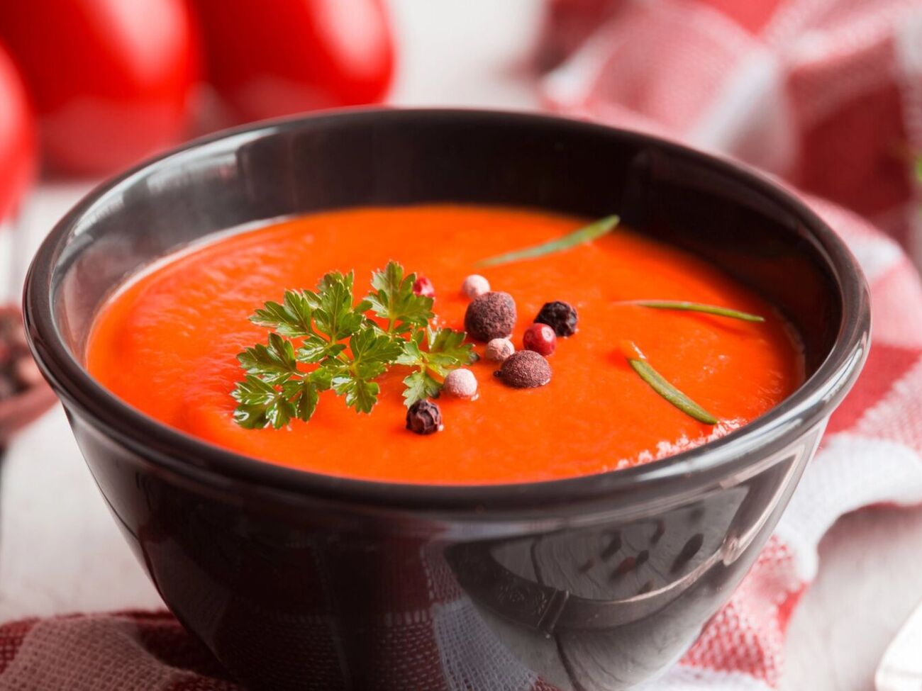 Разом із помідорами запечіть болгарський перець і часник