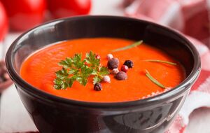 Разом із помідорами запечіть болгарський перець і часник