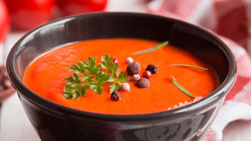 Разом із помідорами запечіть болгарський перець і часник