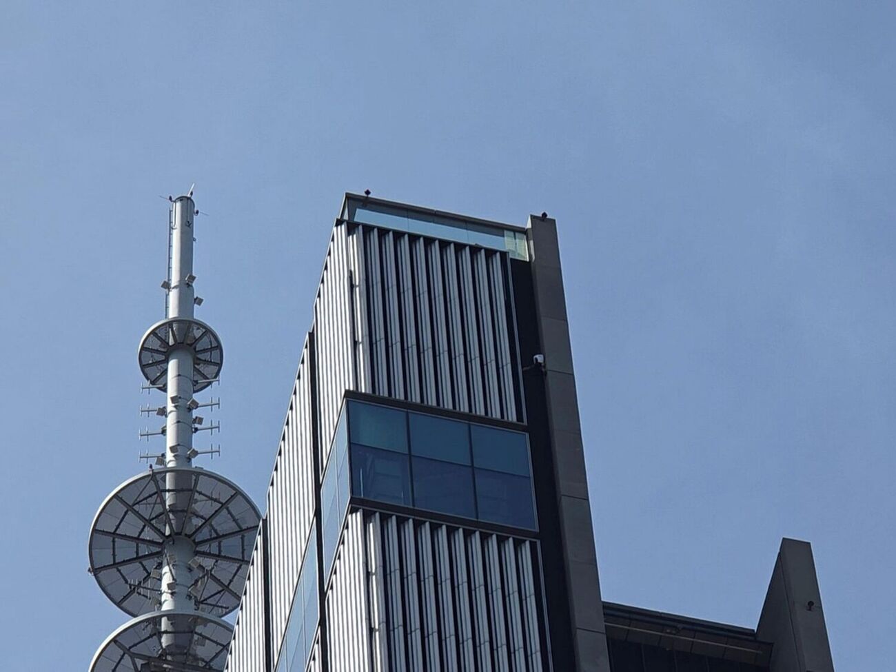 Мужчина по фасаду вскарабкался на крышу Varso Tower