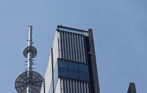 Мужчина по фасаду вскарабкался на крышу Varso Tower