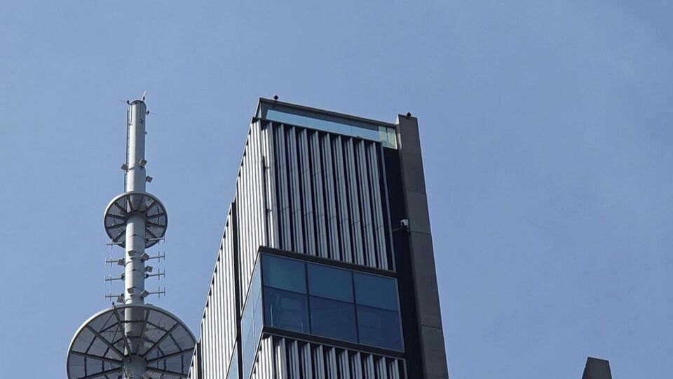 Мужчина по фасаду вскарабкался на крышу Varso Tower