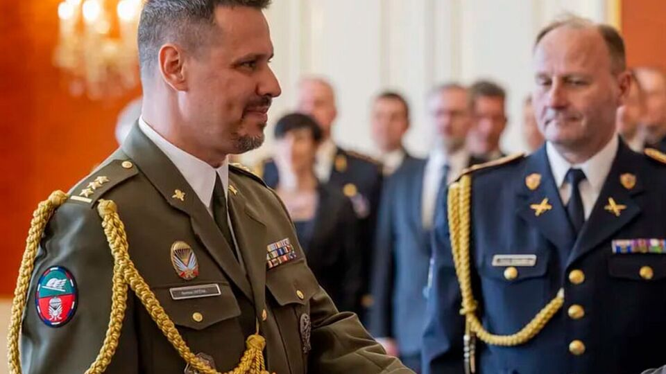 После нападения Гитьга (на фото слева) оказался на операционном столе