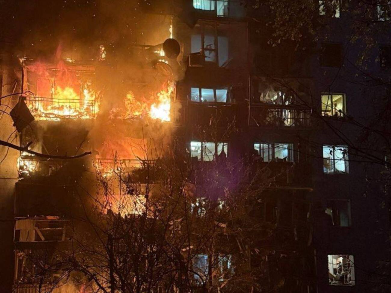 У Запоріжжі внаслідок російської атаки загорівся багатоповерховий будинок