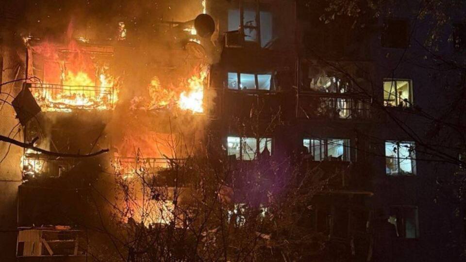 У Запоріжжі внаслідок російської атаки загорівся багатоповерховий будинок