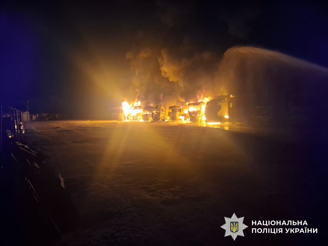 Из-за атаки дронов в ночь на 28 сентября произошло возгорание пяти частных грузовых автомобилей