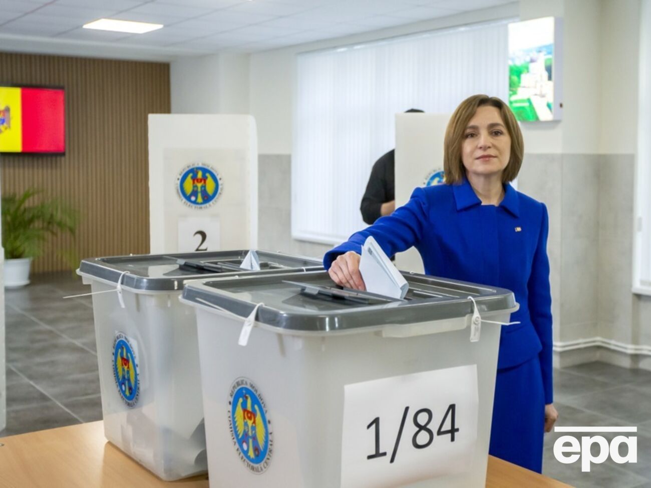 Санду отдала свой голос на парламентских выборах в Молдове