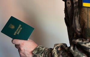 Один із військових застосував пристрій для відстрілу гумових куль і вистрелив у колесо автомобіля