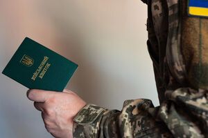 Один із військових застосував пристрій для відстрілу гумових куль і вистрелив у колесо автомобіля