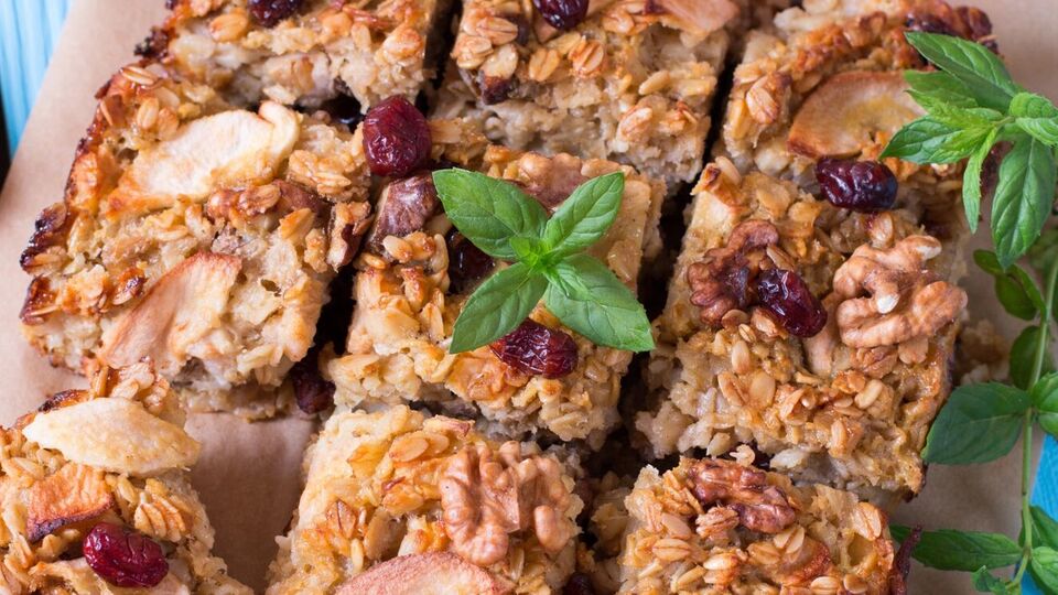 Для пирога знадобиться 120 г вівсяних пластівців