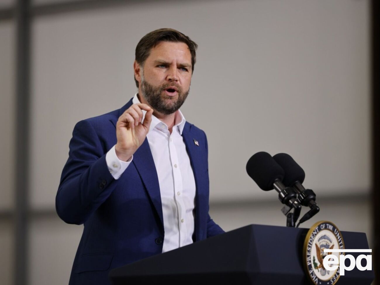 Вэнс отметил, что россияне отказывались участвовать в каких-либо двусторонних или трехсторонних встречах