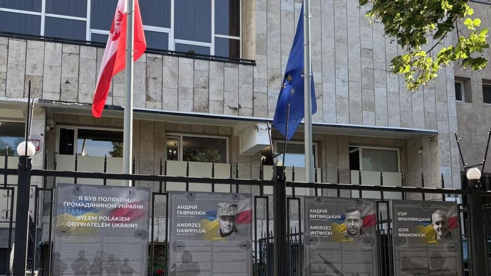 Ракета или ее часть пробила крышу консульского отдела