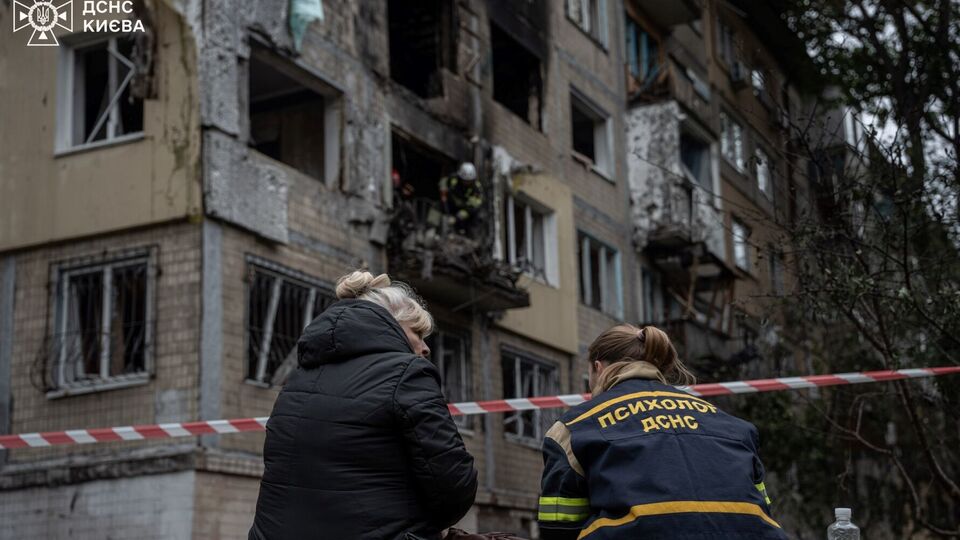 По информации ГСЧС, в Киеве четверо погибших и 13 пострадавших в результате ночной атаки РФ