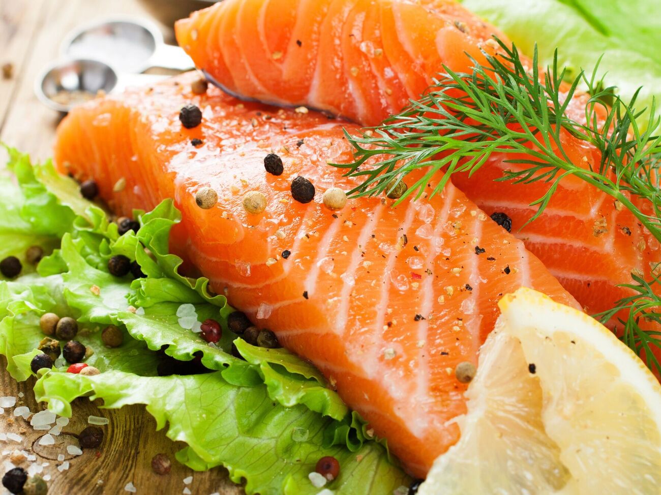 Мариновать рыбу в холодильнике нужно всю ночь