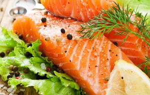 Мариновать рыбу в холодильнике нужно всю ночь