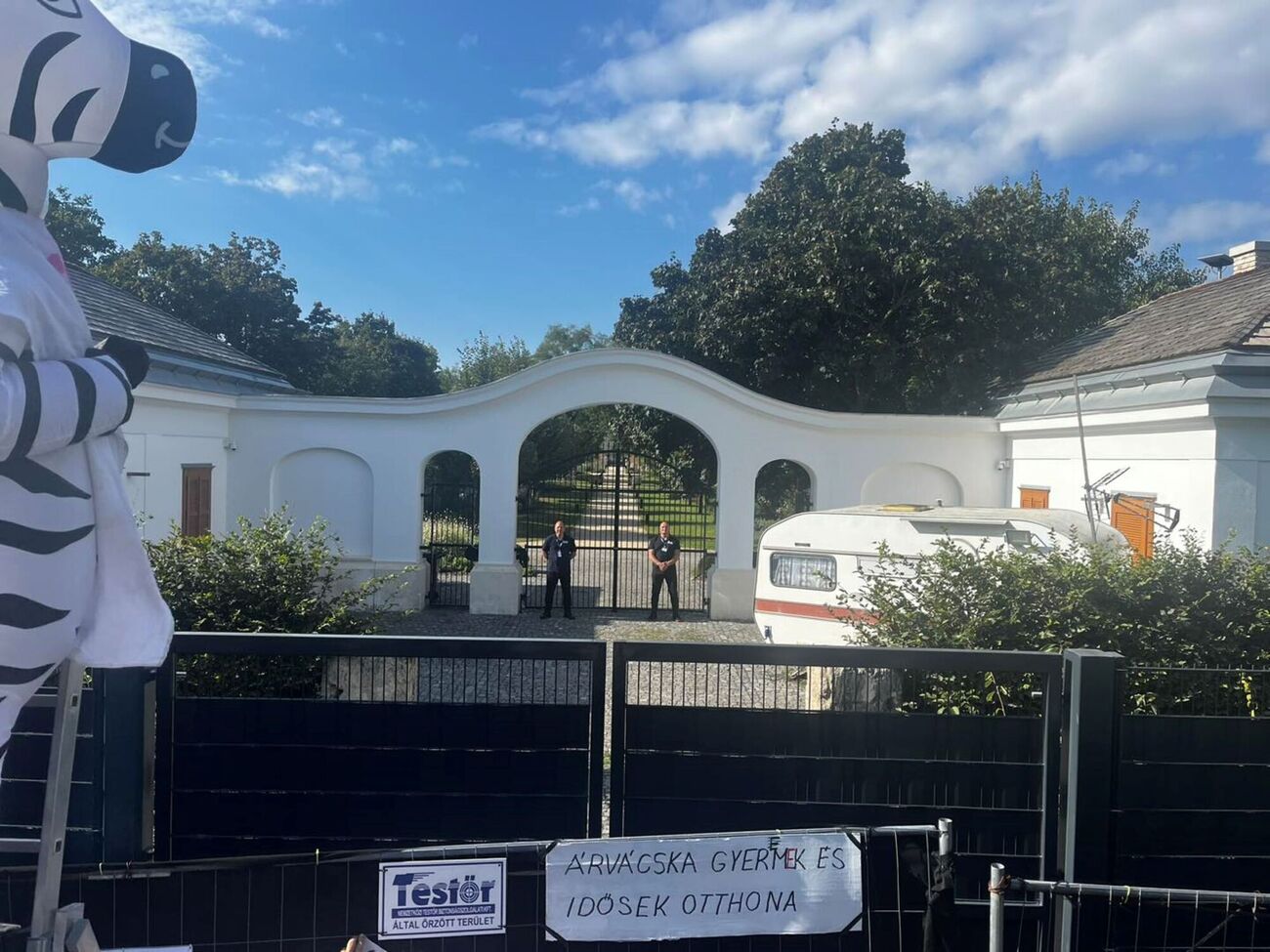 Активісти, зокрема, принесли із собою гелієві кульки у формі зебри, які символізують утримуваних на території тварин