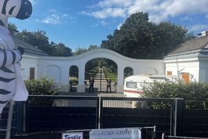 Активісти, зокрема, принесли із собою гелієві кульки у формі зебри, які символізують утримуваних на території тварин