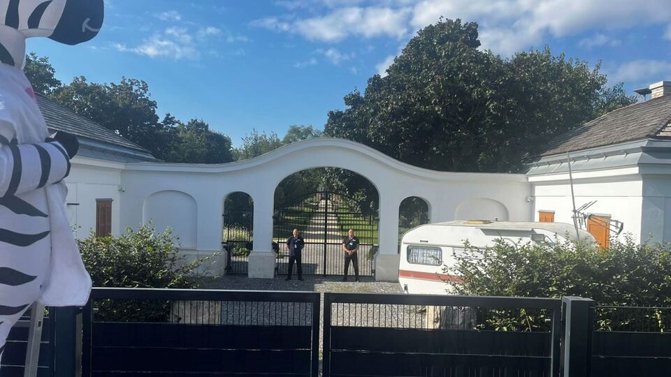 Активисты, в частности, принесли с собой гелиевые шарики в форме зебры, символизирующие удерживаемых на территории животных