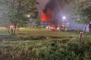 Чим саме атакували підприємство, видання не уточнило, але опублікувало фото з місця події