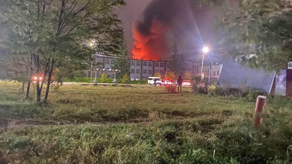 Чим саме атакували підприємство, видання не уточнило, але опублікувало фото з місця події