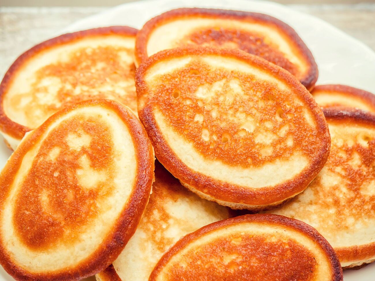 Готовые оладьи выкладывайте на бумажное полотенце, чтобы оно впитало лишний жир