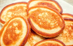 Готовые оладьи выкладывайте на бумажное полотенце, чтобы оно впитало лишний жир