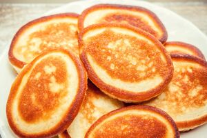 Готовые оладьи выкладывайте на бумажное полотенце, чтобы оно впитало лишний жир