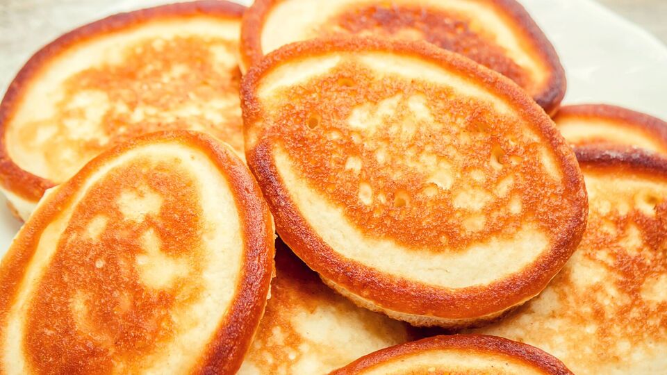 Готовые оладьи выкладывайте на бумажное полотенце, чтобы оно впитало лишний жир