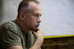 Сырский подчеркнул, что определил задачу и дал необходимые указания по повышению эффективности огневого поражения противника