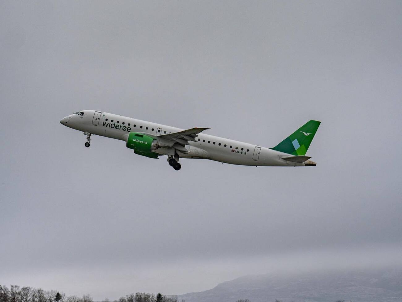 Літак авіакомпанії Widerøe кружляв на висоті понад 2,1 тис. метрів, після чого дістав вказівку змінити маршрут