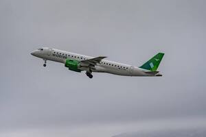 Самолет авиакомпании Widerøe кружил на высоте более 2,1 тыс. метров, после чего получил указание сменить маршрут