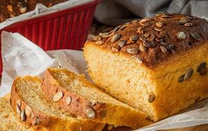 Гарбузовий хліб є смачним додатком до багатьох страв