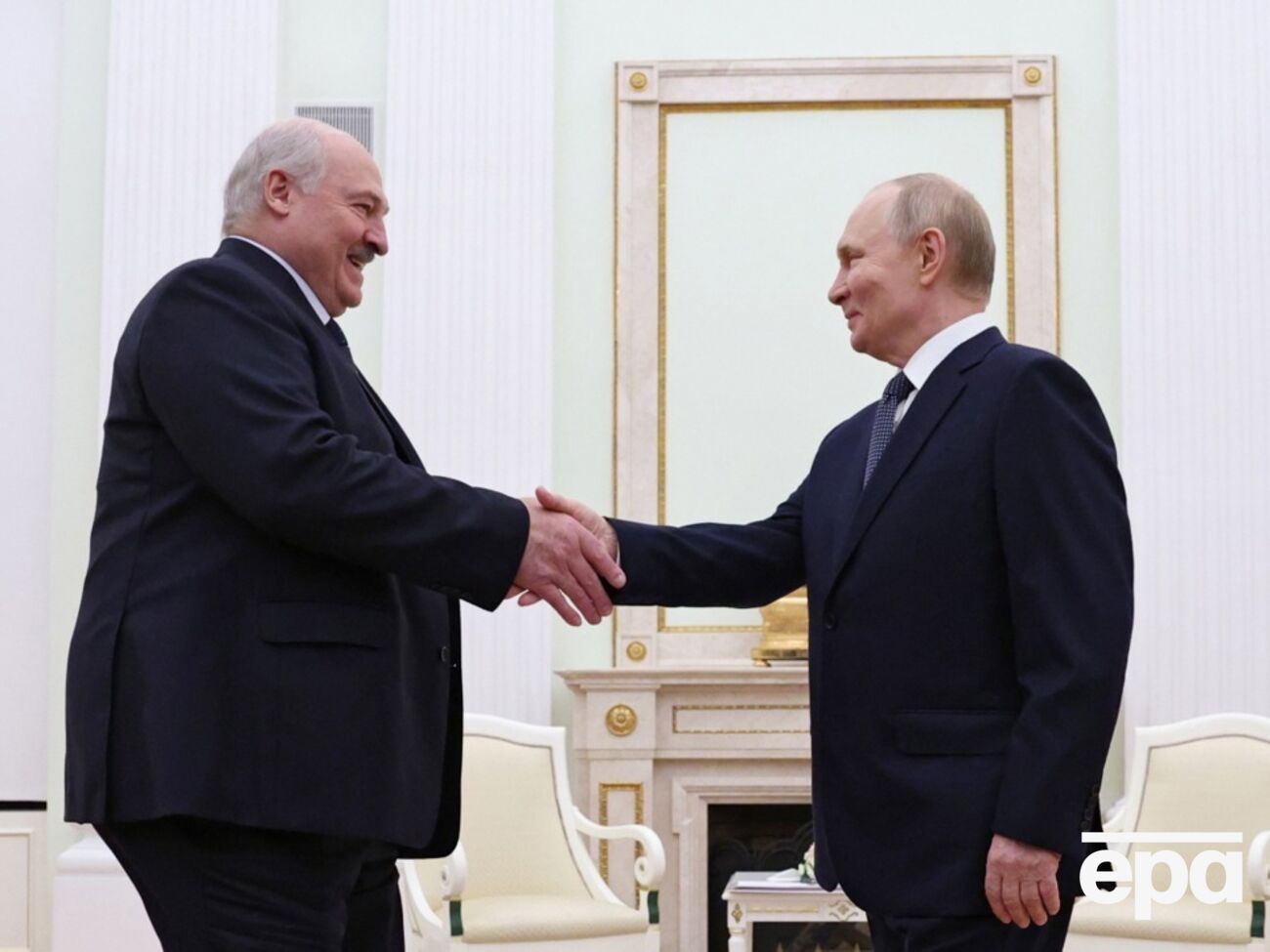 Зеленский: Он [Лукашенко] в своем мире, но Путин иногда заходит, и они разговаривают, два старых человека