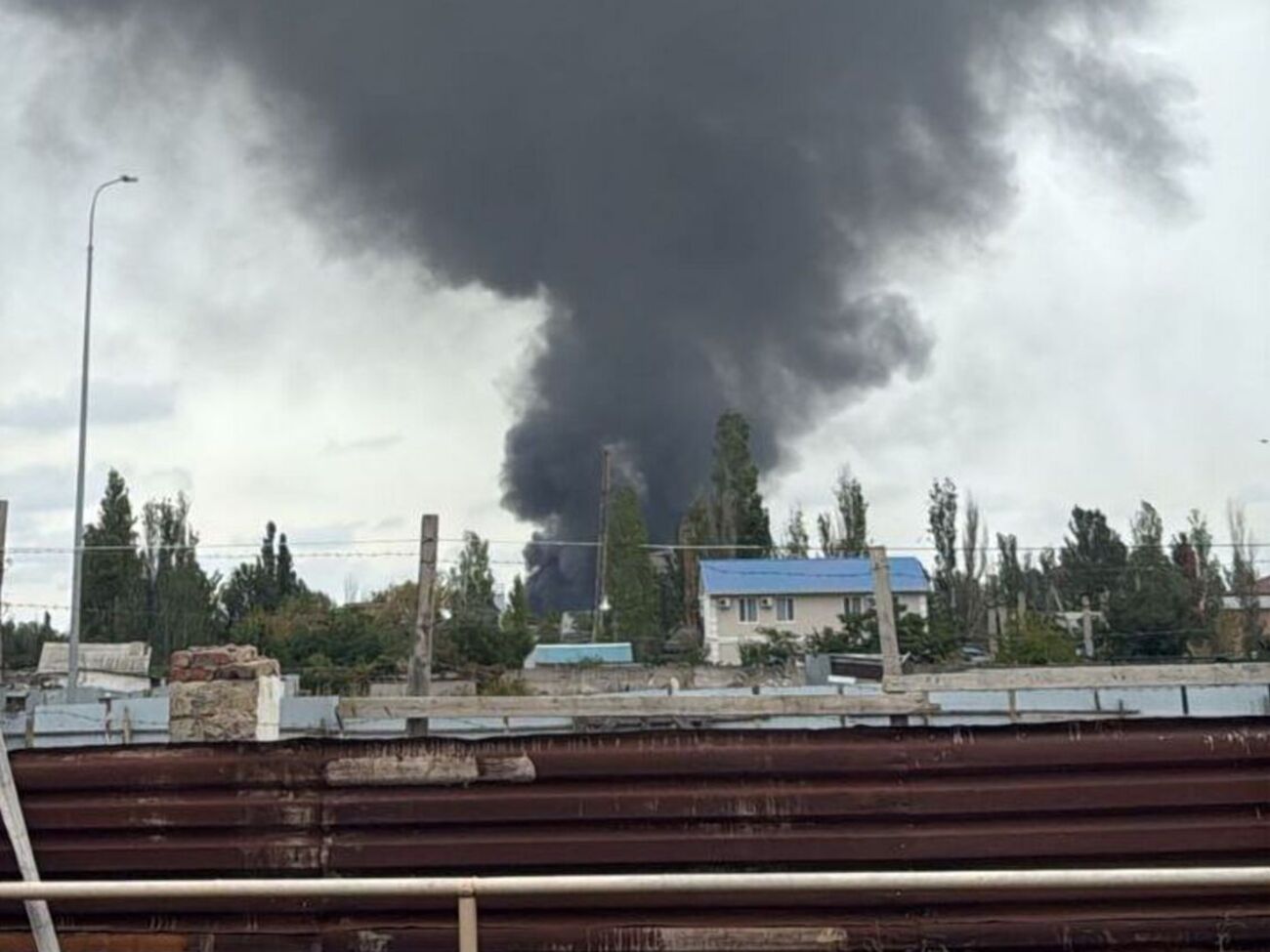 Моніторинговий паблік Exilenova+ пише, що "одинока пташка прикурила нафтобазу"