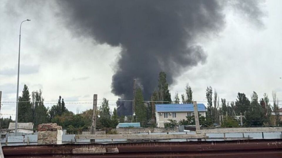 Моніторинговий паблік Exilenova+ пише, що "одинока пташка прикурила нафтобазу"