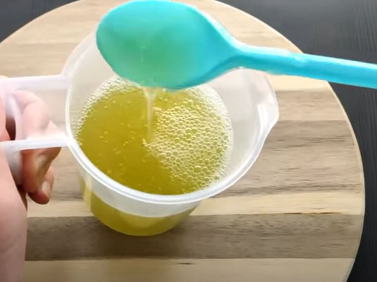 Для приготовления смеси понадобятся соль, уксус и моющее средство