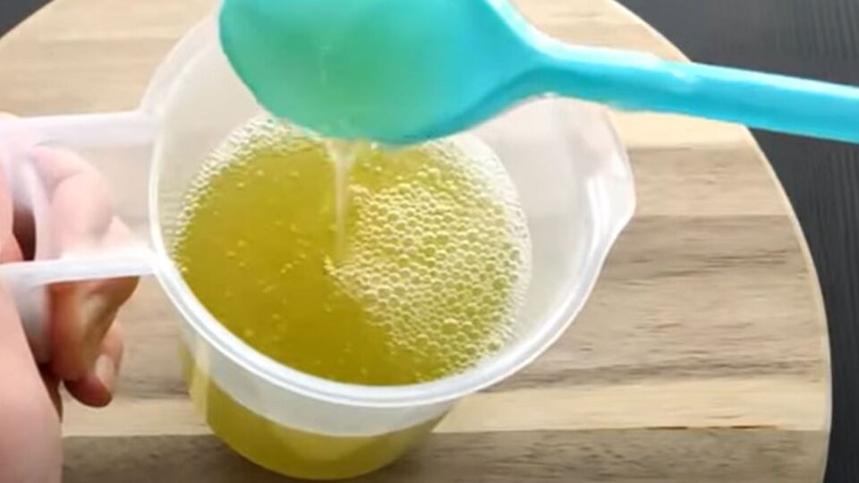 Для приготовления смеси понадобятся соль, уксус и моющее средство