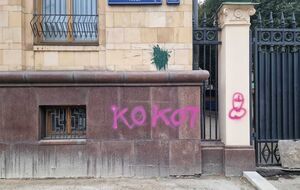 За даними Ліпавського, через малюнки на посольстві затримали двох людей