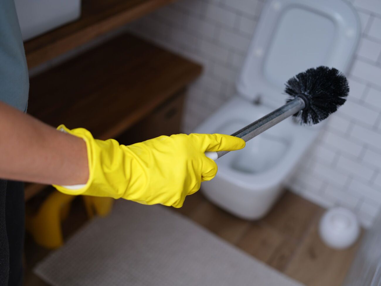 После уборки нужно очистить щетку