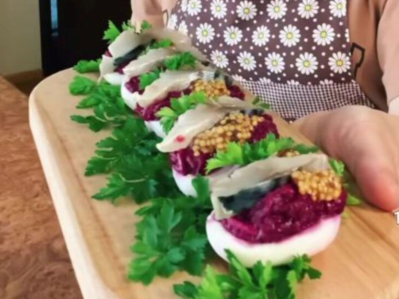 Для закуски відваріть шість яєць