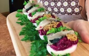 Для закуски відваріть шість яєць