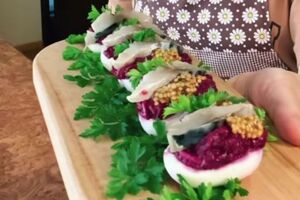 Для закуски отварите шесть яиц