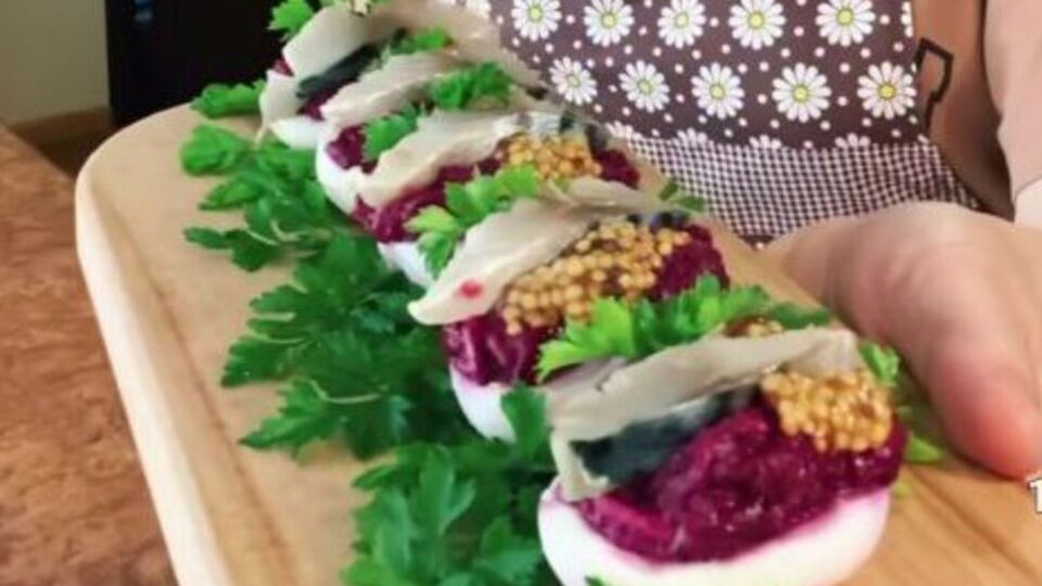 Для закуски отварите шесть яиц