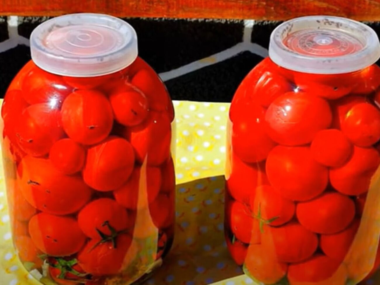 Накройте банки пластмассовыми крышками и оставьте в темном прохладном месте на три месяца