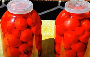 Накрийте банки пластмасовими кришками й залиште в темному прохолодному місці на три місяці