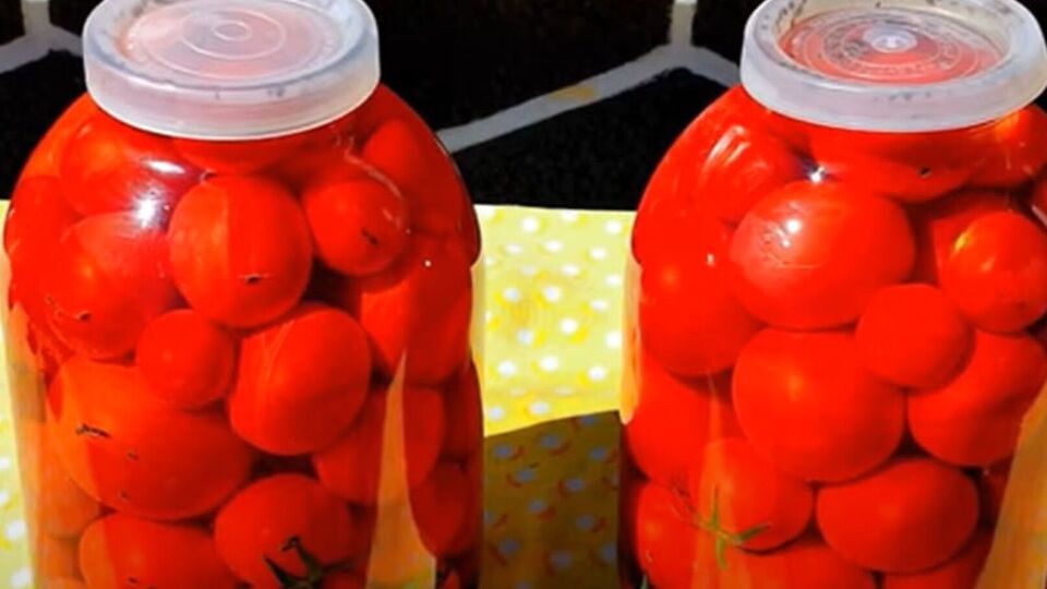 Накрийте банки пластмасовими кришками й залиште в темному прохолодному місці на три місяці