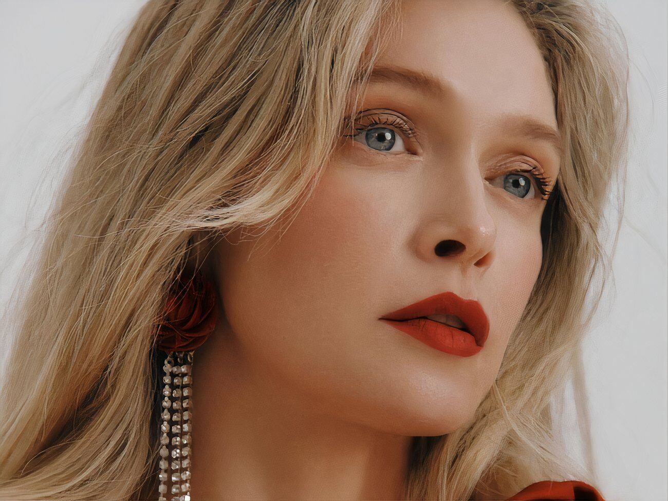 Брежнева показала лицо вблизи