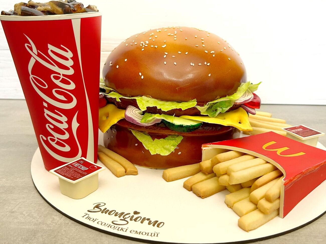 Украинка сделала торт в виде МакМеню