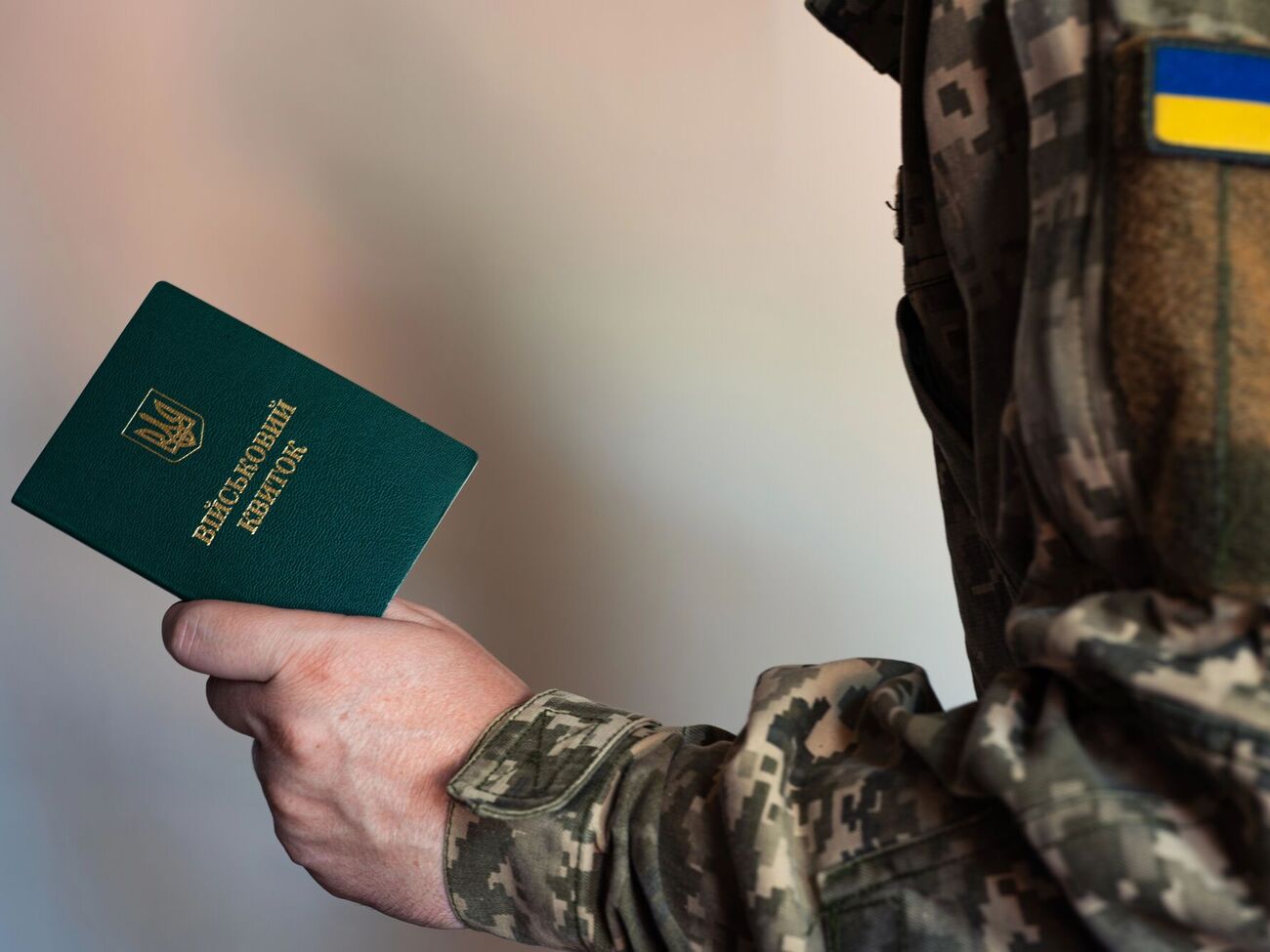 По данным ТЦК, гражданин начал вести себя агрессивно после того, как было обнаружено, что он разыскивается за уклонение от мобилизации